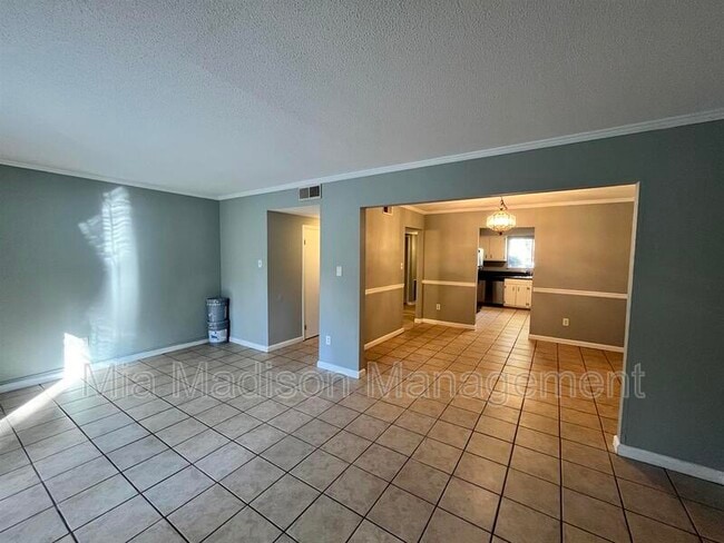 Building Photo - 527 Tibet Ave