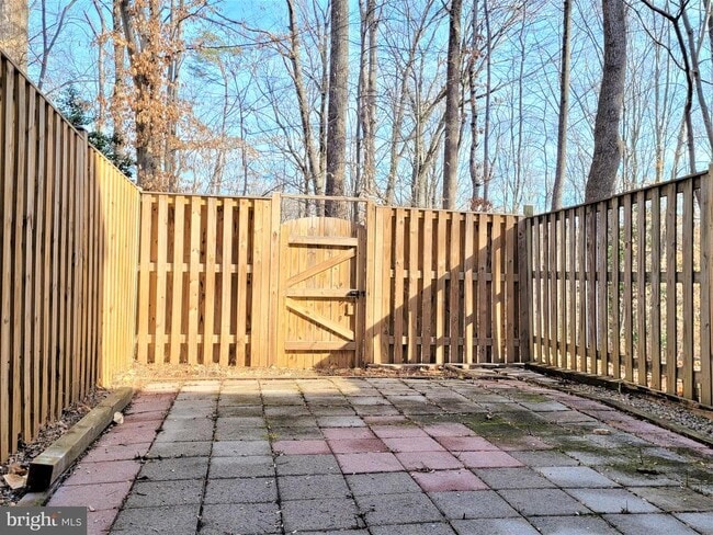 Building Photo - 8072 Grandview Ct