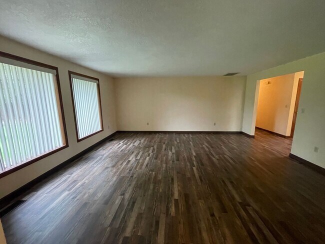 Building Photo - Desirable East Medford Single Story
