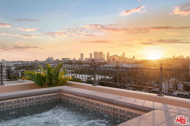 Building Photo - 435 N Oakhurst Dr