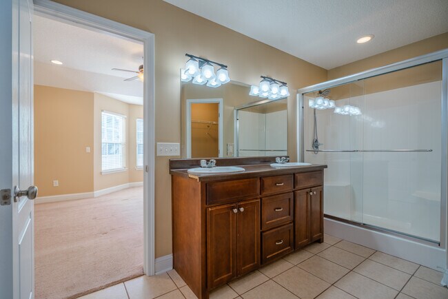 Building Photo - 59 Forest St NE