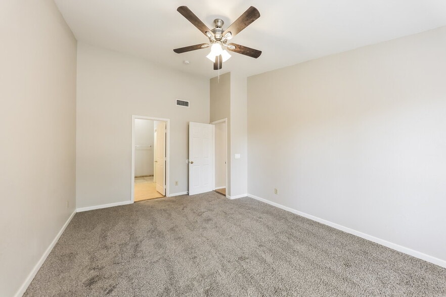 Building Photo - 743 W Sherri Dr