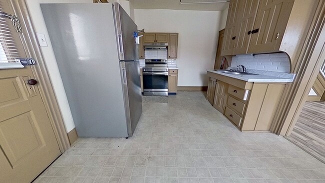 Building Photo - Spacious 3 Bedroom Duplex