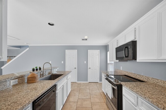 Building Photo - 6915 Woodridge Row Dr