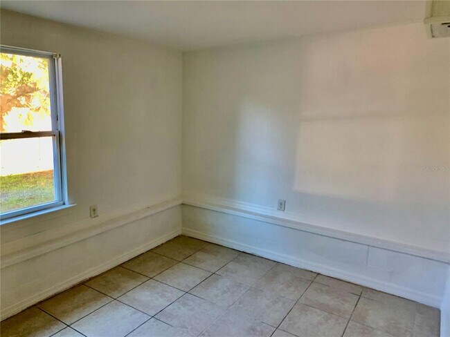 Building Photo - 2038 19th Ave W