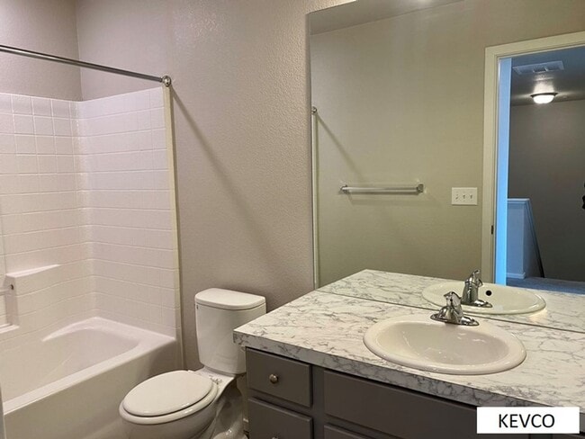 Building Photo - Lovely Newer Townhouse