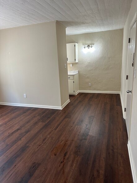 Building Photo - 668 Linwood Ave NE