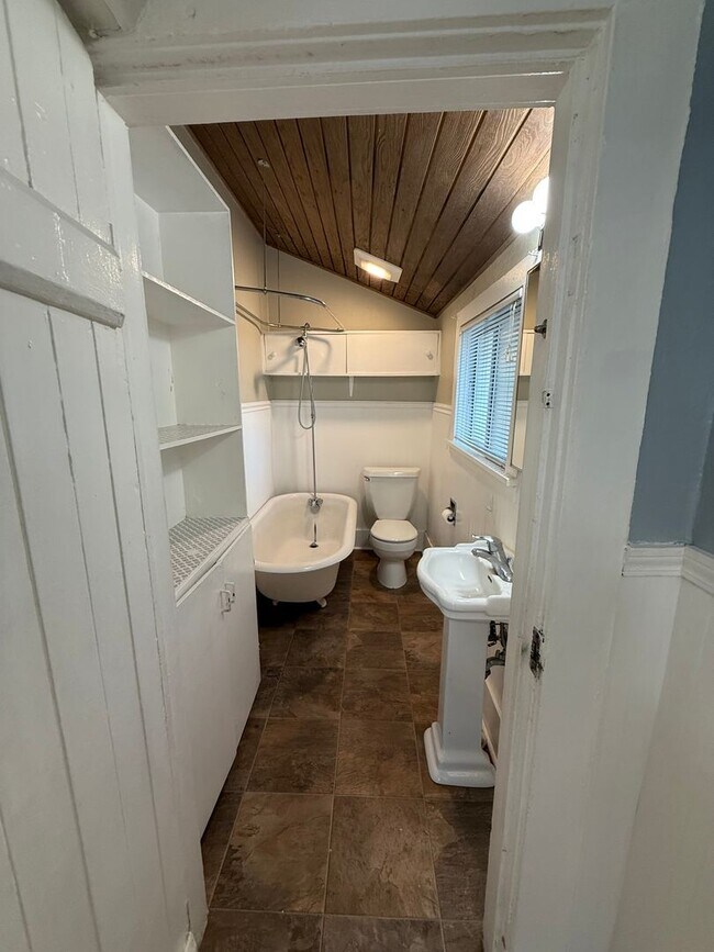 Building Photo - Unique 2-Story Home in Desirable Camas Area!