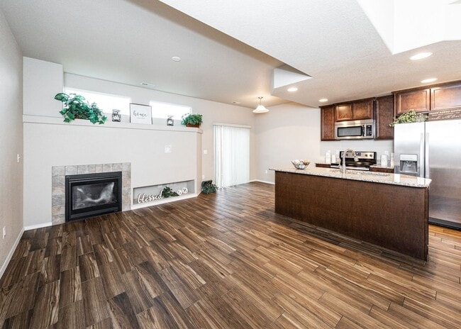 Building Photo - Centrally Located End Unit 3 Bed Townhouse in D20