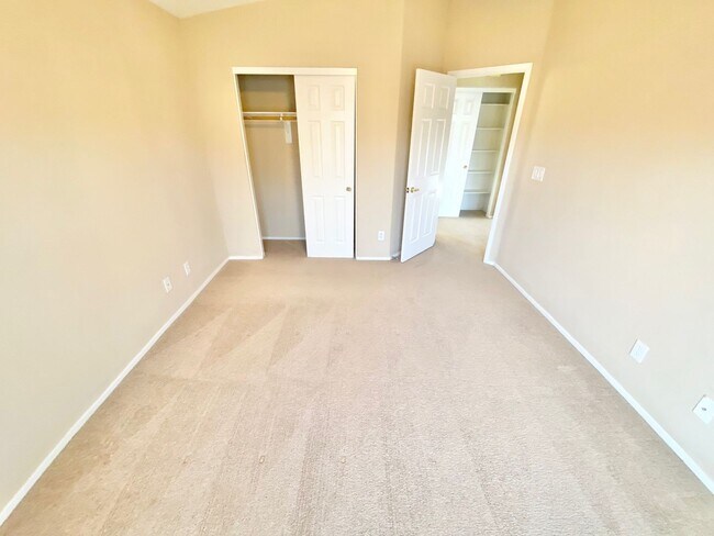 Building Photo - OVELY  2 BED ROOM 2 BATHROOM TOWNHOES LOCATED IN A GATED COMMUNITY IN HENDERSON