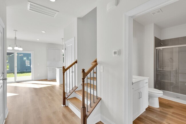 Building Photo - Beautiful 4BR 2.5BA Home w/ Full Appliance Kitchen • Garage Parking •