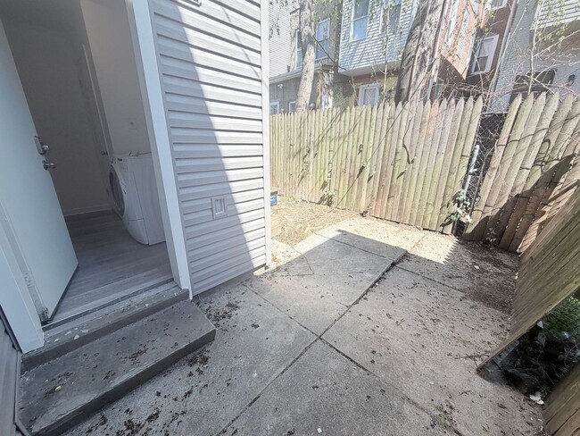 Building Photo - 2-bedroom HOUSE near University City!