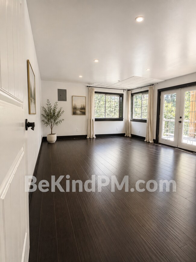 Building Photo - Spacious, Bright & Pet Friendly!