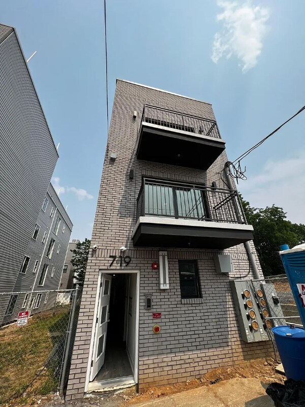 Building Photo - 719 N 35th St