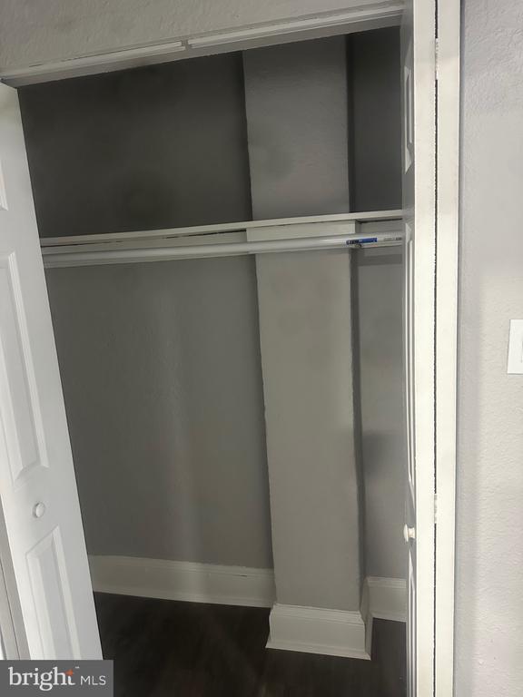 Building Photo - 215 W Walnut Ln