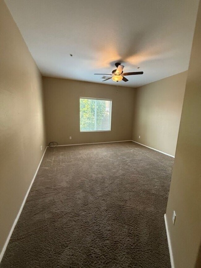 Building Photo - 2 Bedroom 2 Bath in Mountain Gate Contact ...