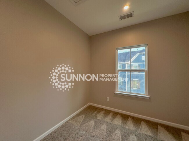 Building Photo - 3 Bedroom Townhome in Mountain Island