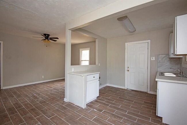 Building Photo - 6725 Bunche Dr
