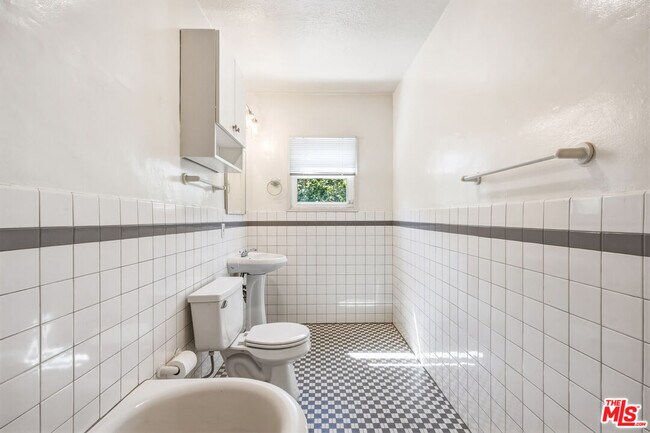 Building Photo - 2613 Cloverfield Blvd