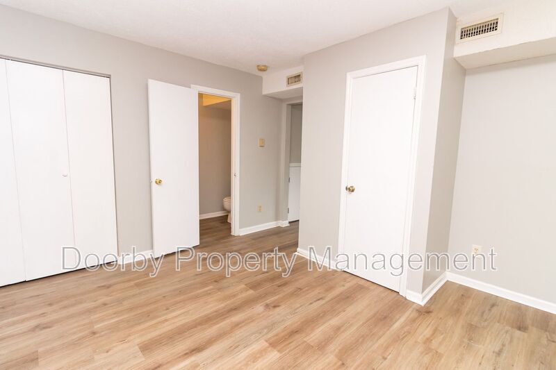 Building Photo - 7808 Holiday Hills Cir