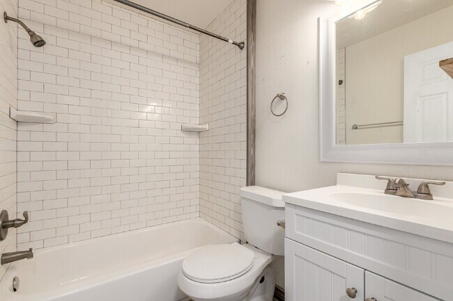 Building Photo - Lovely Three bed / Two bath for rent