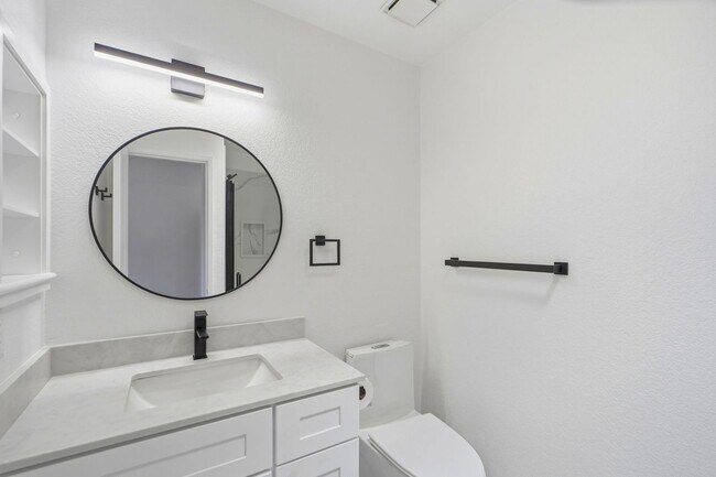 Building Photo - Remodeled 2 Bed, 2 Bath Townhouse in Petaluma's Morningstar Community