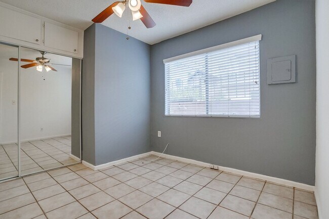 Building Photo - 2425 S Ridgeley Dr