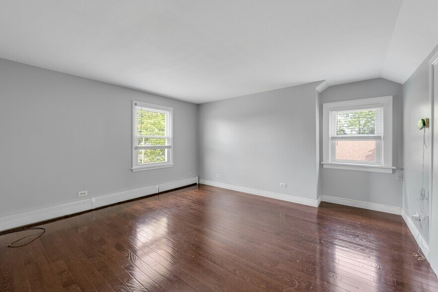 Building Photo - 44 E Spring Valley Ave