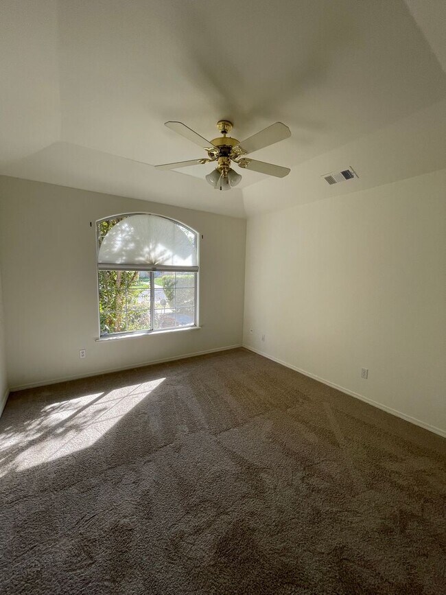 Building Photo - Beautiful South West Visalia home Near El Diamante school with a pool!!