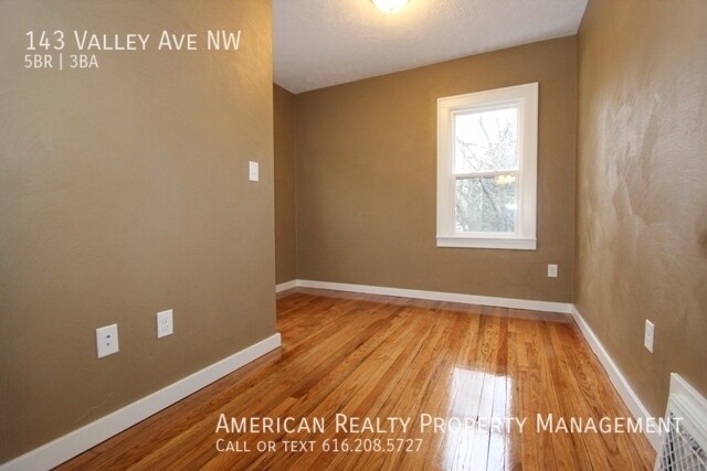 Building Photo - 143 Valley Ave NW