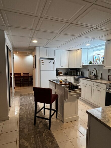 Spacious / stainless sink & counter workspace - 142R Page Rd