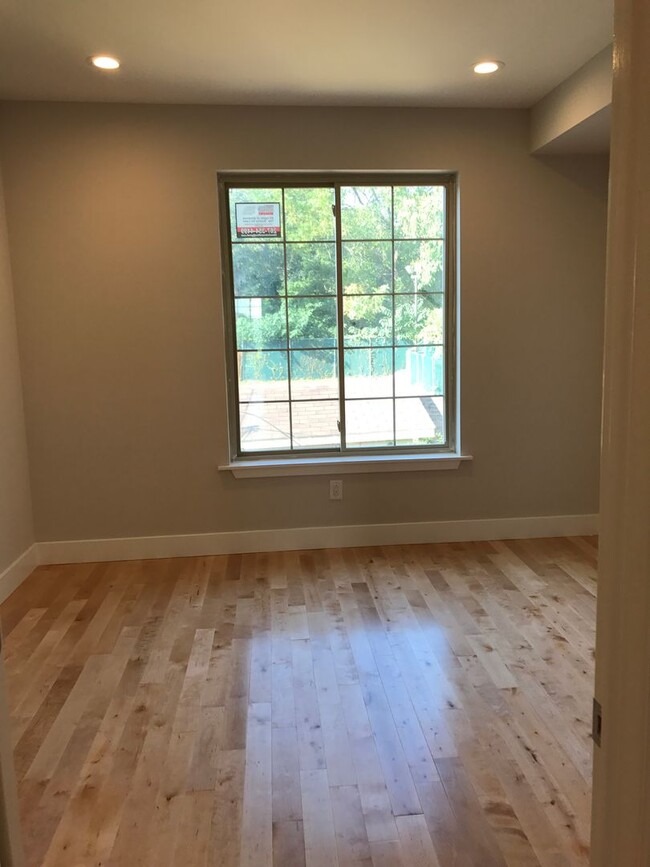 Building Photo - Bi-level 2fl 3fl 4B3B unit | Walking dista...