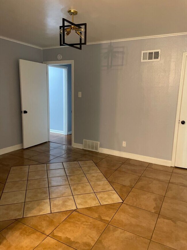 Building Photo - Clean Three Bedroom/One Bath