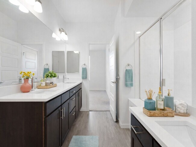 Building Photo - 2BR Condo w/ Fireplace, In-Unit Laundry & A/C in Parker