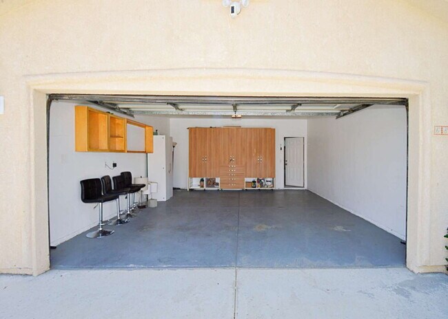 Building Photo - 5/3 Stunner in Cathedral City