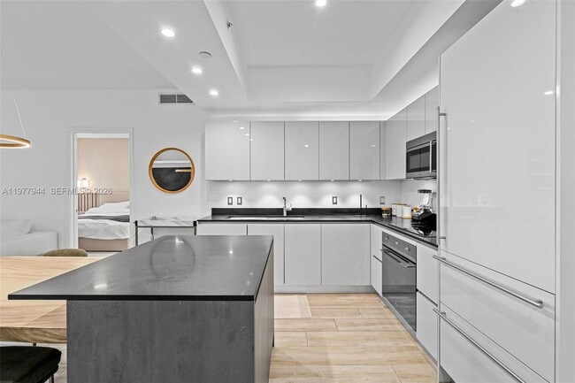 Building Photo - 1010 Brickell Ave