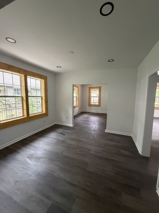 Building Photo - Spacious 3-Bedroom, 2-Bath House – Unfurnished