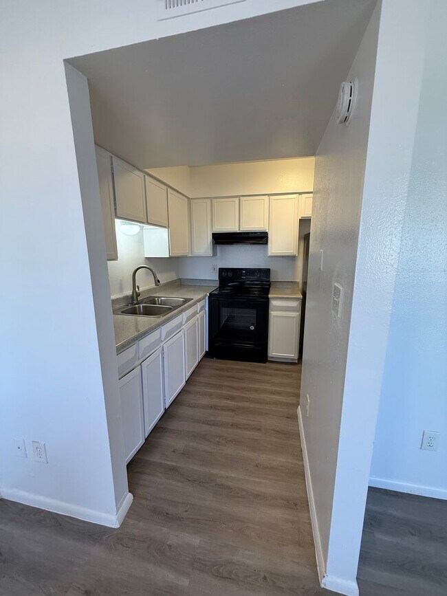 Building Photo - MOVE IN SPECIAL