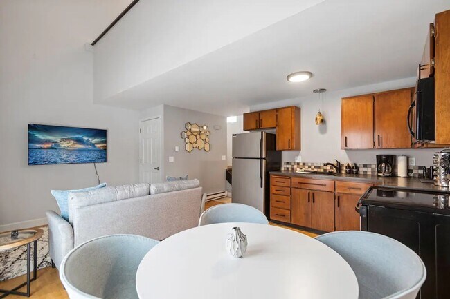 Building Photo - Experience a Stylish Retreat in Spokane’s Heartbeat