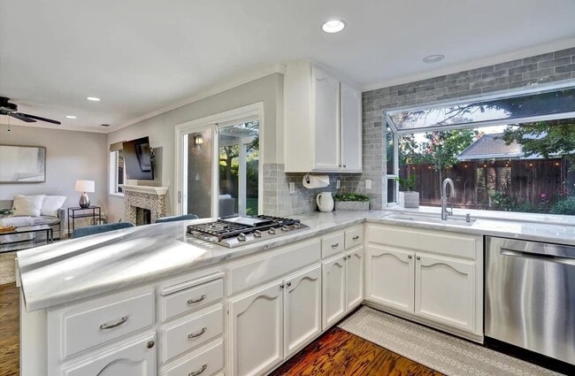 Building Photo - 539 Zenith Ridge Dr