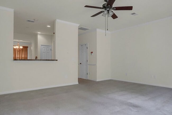 Building Photo - 215 Hemingway Cir