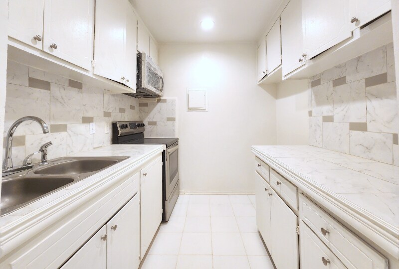 Building Photo - 8108 Langdon Ave