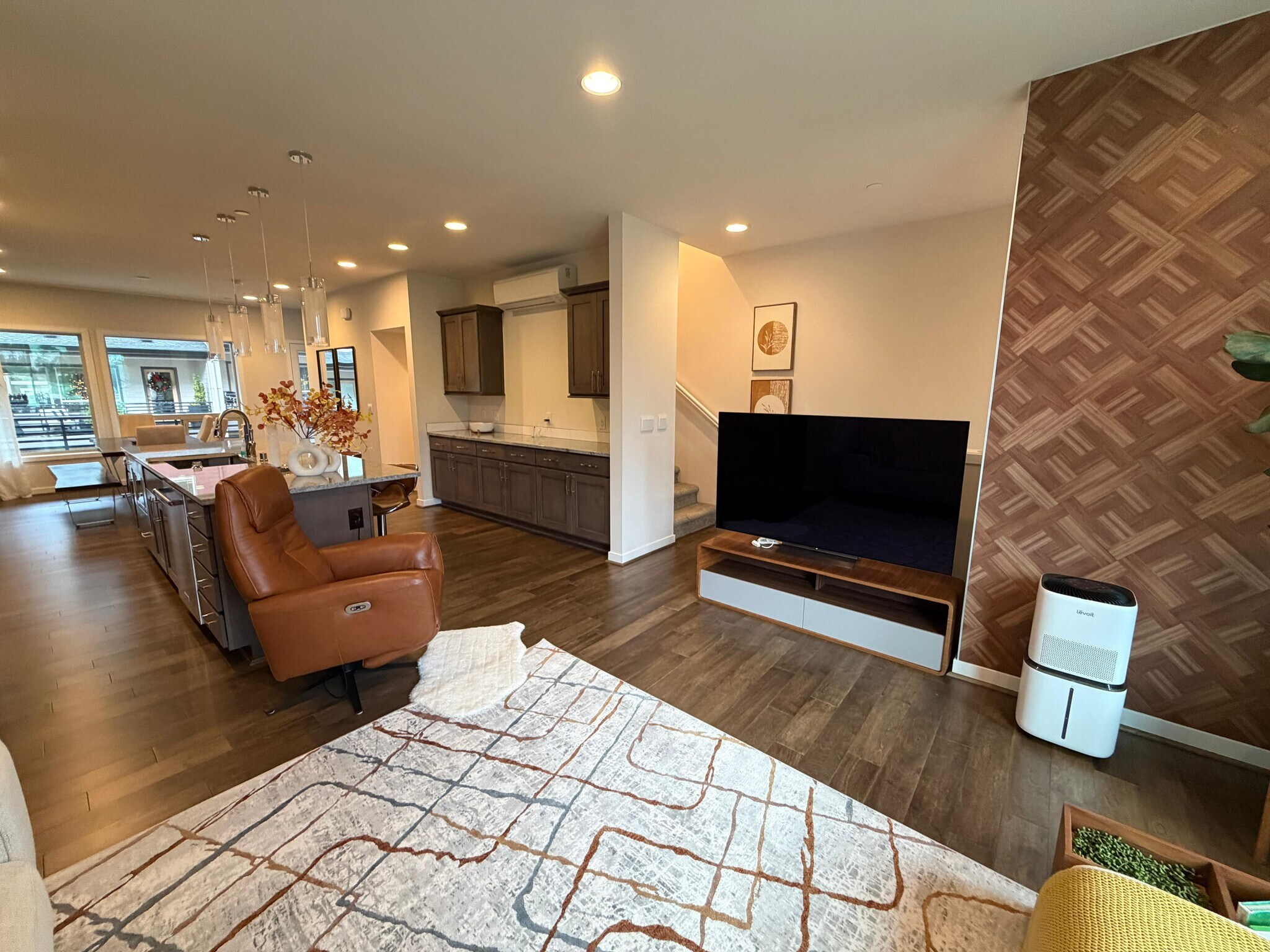 Building Photo - 540 NE Daisy Walk