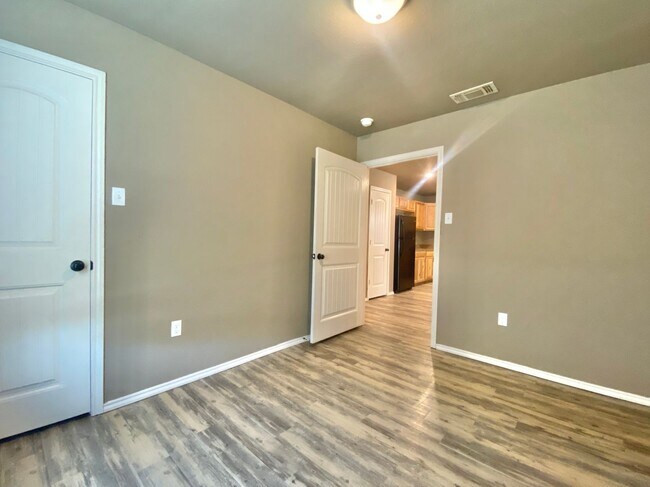 Building Photo - 3 bed and 2 bath available near Estacado H...