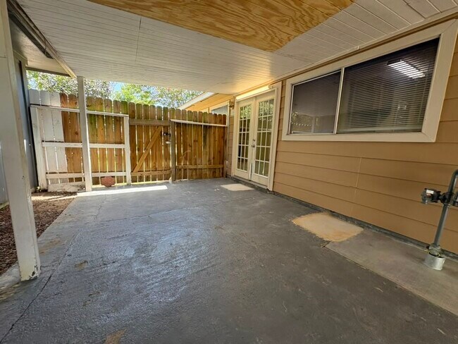 Building Photo - 9210 Crescent Moon Dr