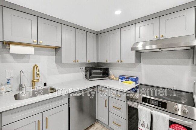 Building Photo - 728 Clipper Way