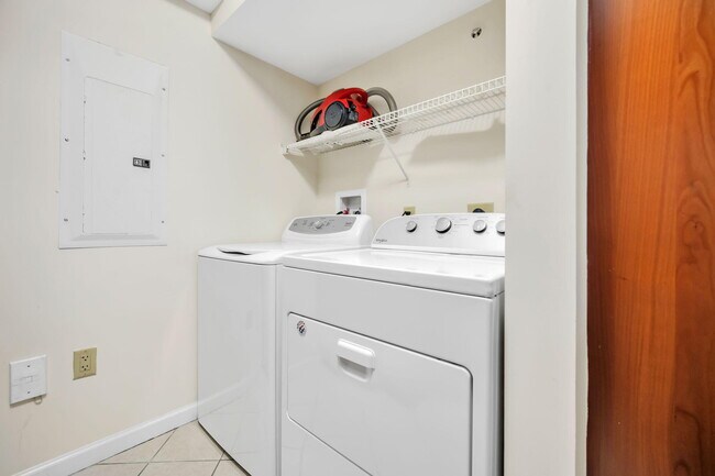 Building Photo - 401 SW 4th Ave