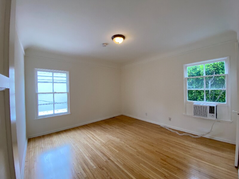 Building Photo - 9006 Burton Way