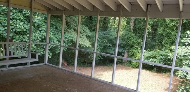 Building Photo - Large 3 Bedroom 2 Bath Home