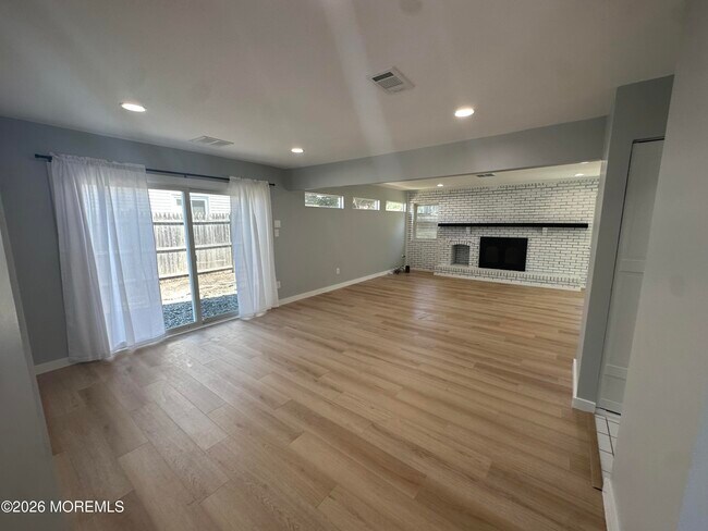 Building Photo - 10 James Hollow Dr